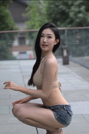 热裤大长腿小婷婷