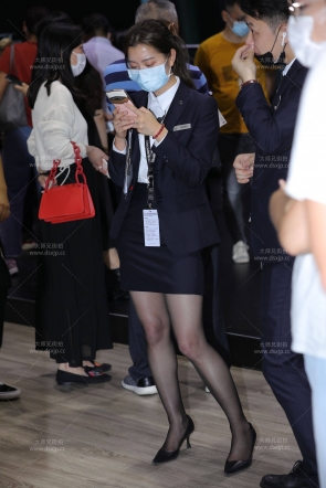 黑丝奔驰美女销售