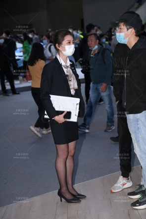 黑丝制服美腿少妇销售