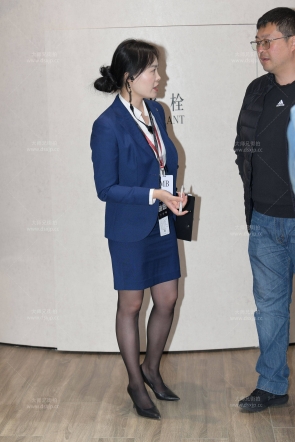 黑丝制服白皙少妇