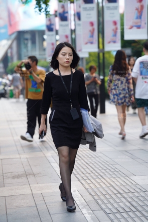 车展的制服黑丝少妇