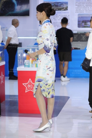 海航灰丝制服主持人